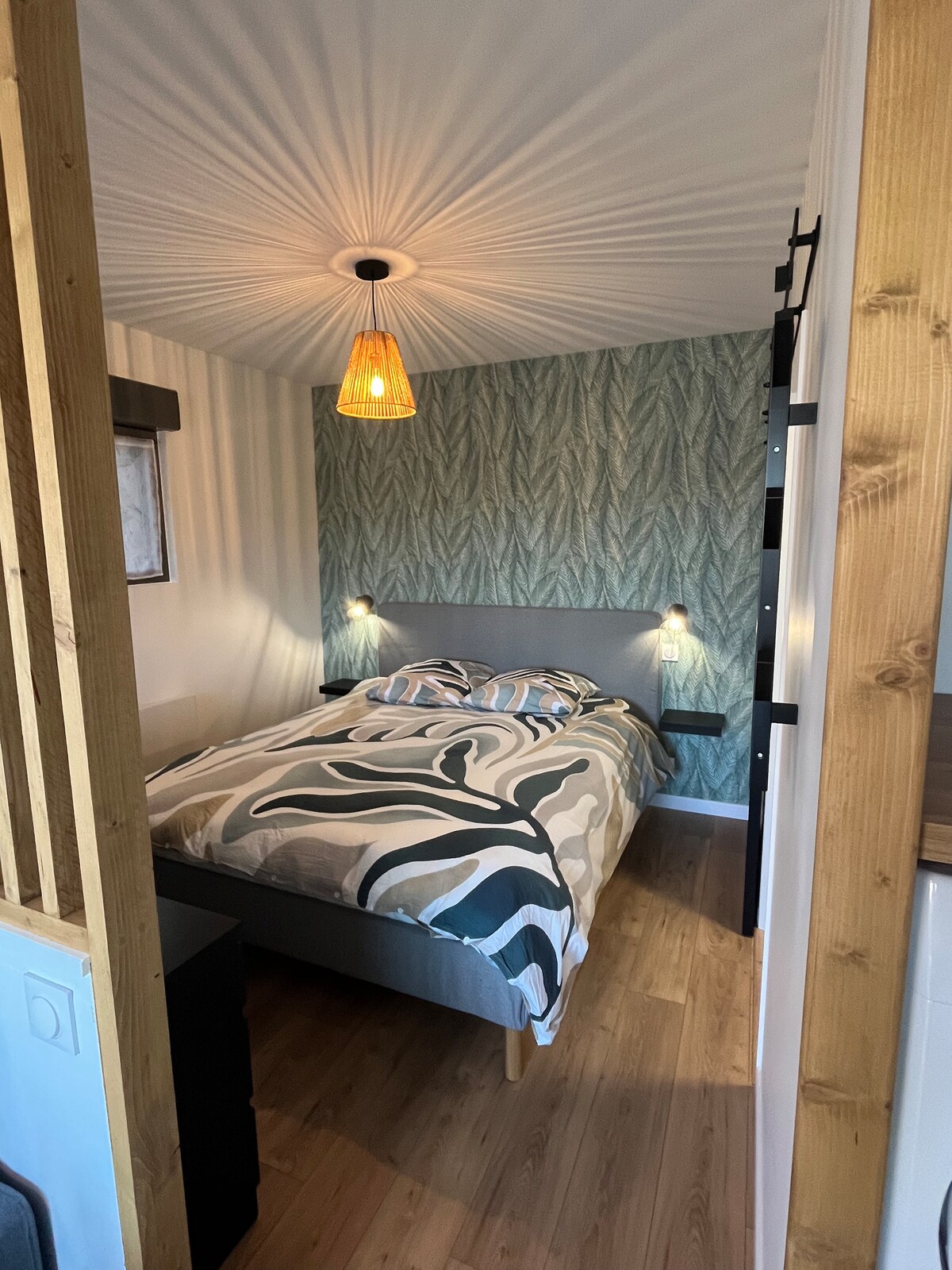 Chambre avec lit double et fait à l'arrivée