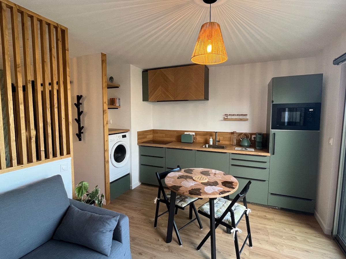 Cuisine équipée avec four et plaques de cuisson