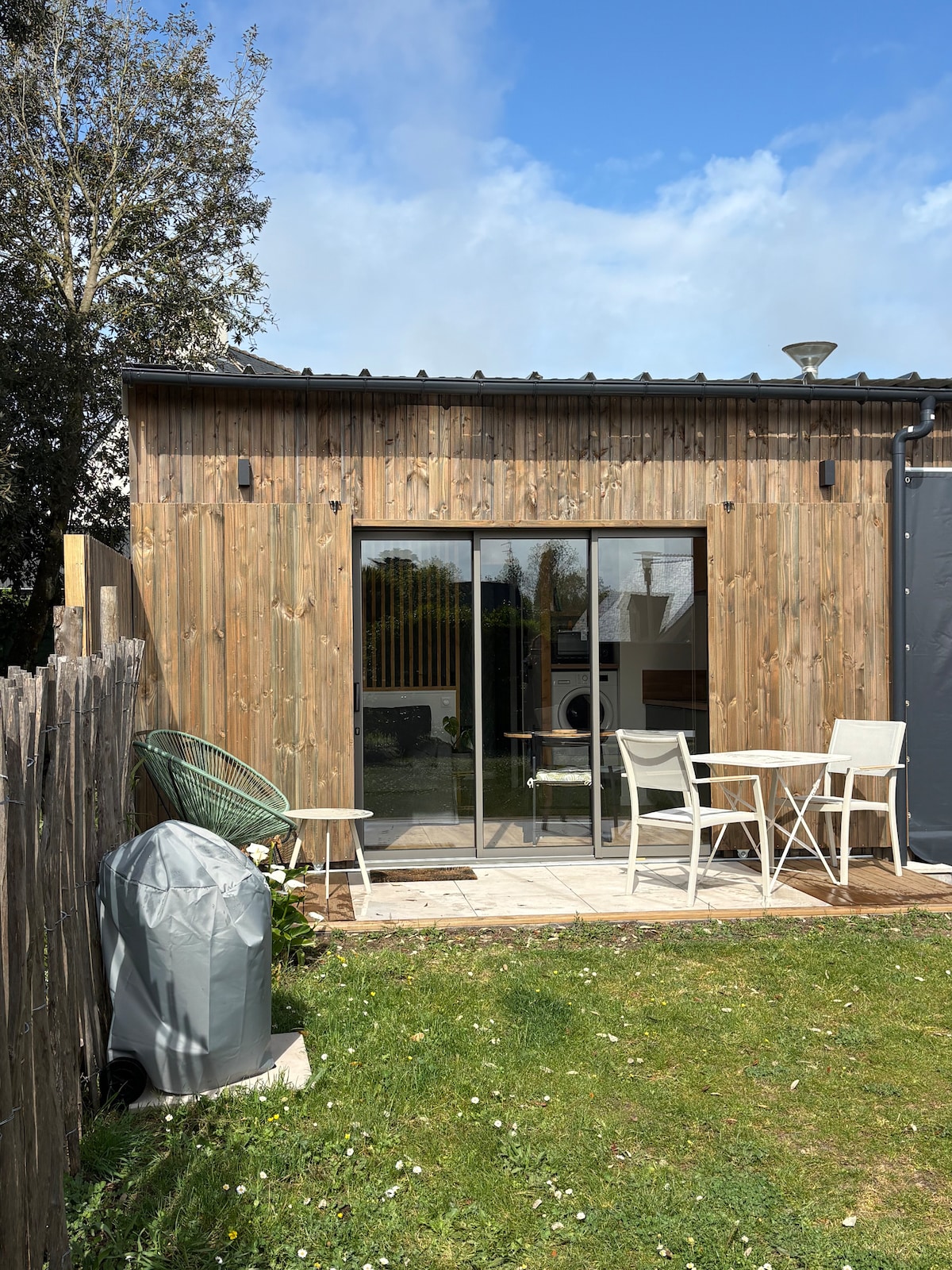 Extérieur de la maison avec sa terrasse en bois