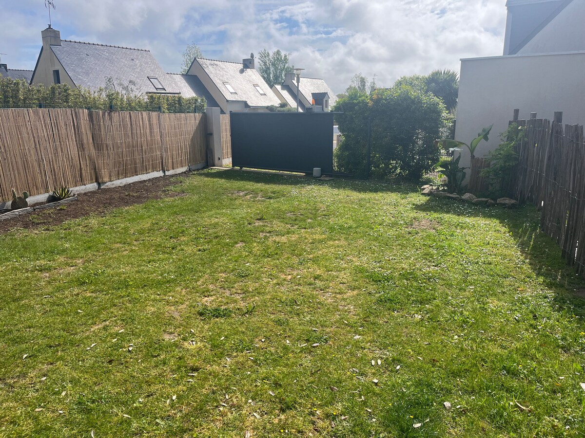 Jardin clos avec mobilier